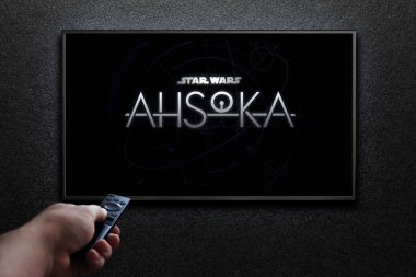 Ahsoka karavanı ya da TV ekranındaki film. Adam uzaktan kumandayla televizyonu açıyor. Astana, Kazakistan - 8 Eylül 2023.