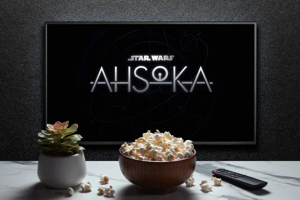 Ahsoka Trailer Film Met Afstandsbediening Popcorn Kom Thuisplant Astana Kazachstan — Stockfoto