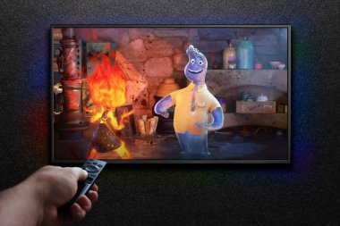 Element karavanı ya da TV ekranında film. Adam uzaktan kumandayla televizyonu açıyor. Astana, Kazakistan - 8 Eylül 2023.