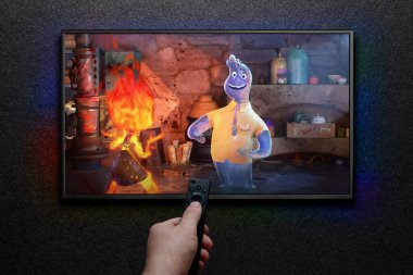 Element karavanı ya da TV ekranında film. Adam uzaktan kumandayla televizyonu açıyor. Astana, Kazakistan - 8 Eylül 2023.