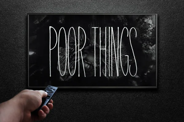 Poor Things Trailer Oder Film Auf Dem Fernsehbildschirm Mann Schaltet — Stockfoto