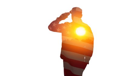 Beyaz arka planda gün batımının ve ABD bayrağının izole edildiği asker silueti. Gaziler Günü için tebrik kartı, Anma Günü, Bağımsızlık Günü. Amerika kutlaması.