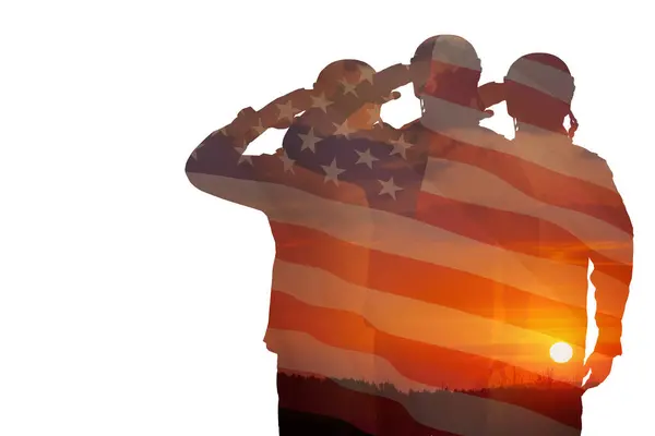 Silhouette Soldati Con Stampa Tramonto Bandiera Usa Che Saluta Isolata — Foto Stock