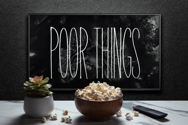 Arme Dingen Trailer Film Met Afstandsbediening Popcorn Kom Thuisplant Astana — Stockfoto