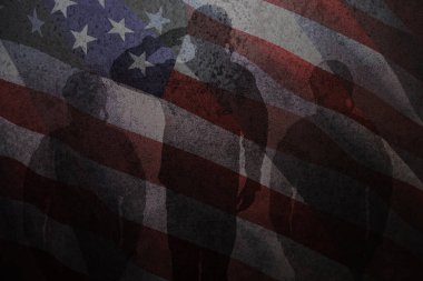 Demir zemin üzerinde paslı Amerikan bayrağı görüntüsüyle selamlayan asker siluetleri. Amerikan tatil tipografisi posteri. Pankart, broşür, etiket, tebrik kartı, kartpostal..
