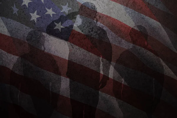 Silhuetter Soldater Saluterar Rostig Järn Bakgrund Med Bild Usa Flagga — Stockfoto