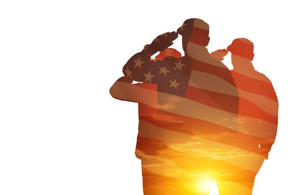 Silhouettes Katonák Nyomtatott Naplemente Amerikai Zászló Tisztelgés Elszigetelt Fehér Háttérrel — Stock Fotó