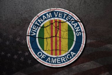 Paslı demir zemin üzerinde Amerika 'nın Vietnam gazilerinin sembolü. Vietnam Gaziler Günü. Silahlı Kuvvetler 'de genel bir anma töreni. Grunge tarzı.