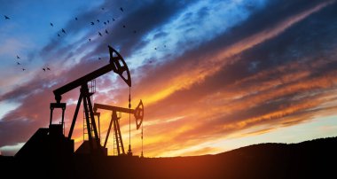 Savaşın yol açtığı petrol fiyatlarındaki değişim. Küresel kriz yüzünden petrol fiyatları artıyor. Çöl petrol sahasında petrol sondaj rayları. Yerden ham petrol üretimi. Petrol üretimi.