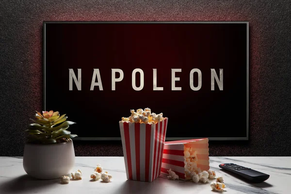 Tráiler Napoleón Película Pantalla Con Control Remoto Palomitas Maíz Planta — Foto de Stock