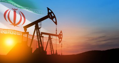 İran bayrağıyla birlikte çöl petrol sahasında petrol sondaj rayları. Savaşın yol açtığı petrol fiyatlarındaki değişim. Küresel kriz yüzünden petrol fiyatları artıyor. Yerden gelen ham petrol üretimi.