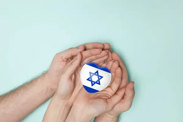 女性と男性の手のイスラエル国旗の印刷でハート 平らな横 コピースペース — ストック写真