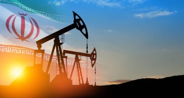 İran bayrağıyla birlikte çöl petrol sahasında petrol sondaj rayları. Savaşın yol açtığı petrol fiyatlarındaki değişim. Küresel kriz yüzünden petrol fiyatları artıyor. Yerden gelen ham petrol üretimi.