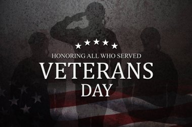 Askerlerin siluetleri paslı demir zemin üzerinde Gaziler Günü yazısıyla selamlanıyor. Amerikan tatil tipografisi posteri. Pankart, broşür, etiket, tebrik kartı, kartpostal..