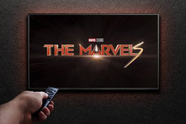 Marvels 'ın fragmanı ya da TV ekranındaki film. Adam uzaktan kumandayla televizyonu açıyor. Astana, Kazakistan - 21 Ekim 2023.