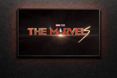 Marvels 'ın fragmanı ya da TV ekranındaki film. Televizyon siyah desenli duvarda. Astana, Kazakistan - 21 Ekim 2023.