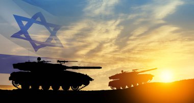 Ordu tanklarının siluetleri gün batımında gökyüzü arka planında İsrail bayrağıyla. Askeri makineler..