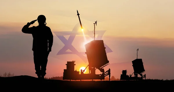 Israels Iron Dome Luftvärnsrobotar Avfyras Silhuetter Soldat Och Israels Iron — Stockfoto