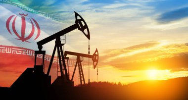 İran bayrağıyla birlikte çöl petrol sahasında petrol sondaj rayları. Savaşın yol açtığı petrol fiyatlarındaki değişim. Küresel kriz yüzünden petrol fiyatları artıyor. Yerden gelen ham petrol üretimi.