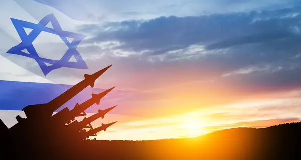 Missilerna Riktade Mot Himlen Vid Solnedgången Med Israels Flagga Kärnvapen — Stockfoto