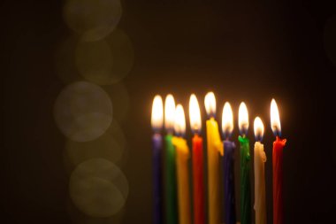 Hanuka menorası ya da Yahudi bayramı bayramı için Hanukkiah. Dokuz renkli mum. Hanuka lambası, dokuz dallı şamdan..