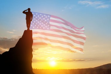 Amerikan askeri, günbatımı, gündoğumu ve Amerikan bayrağını selamlıyor. Gaziler Günü için tebrik kartı, Anma Günü, Bağımsızlık Günü. Amerika kutlaması.