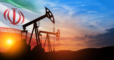 İran bayrağıyla birlikte çöl petrol sahasında petrol sondaj rayları. Savaşın yol açtığı petrol fiyatlarındaki değişim. Küresel kriz yüzünden petrol fiyatları artıyor. Yerden gelen ham petrol üretimi.