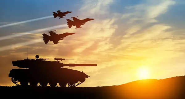 Silhouetten Von Panzern Und Kampfflugzeugen Vor Dem Hintergrund Des Sonnenuntergangs — Stockfoto