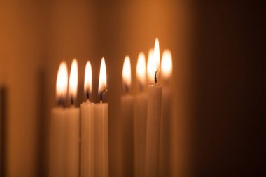 Hanuka menorası ya da gün batımında gün batımında Yahudi bayramı için Hanukkiah. Hanuka lambası, dokuz dallı şamdan ve yanan mumlar..
