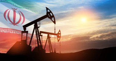 İran bayrağıyla birlikte çöl petrol sahasında petrol sondaj rayları. Savaşın yol açtığı petrol fiyatlarındaki değişim. Küresel kriz yüzünden petrol fiyatları artıyor. Yerden gelen ham petrol üretimi.