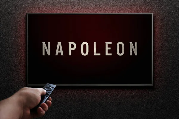 拿破仑预告片或电视屏幕上的电影男人用遥控装置打开电视 哈萨克斯坦阿斯塔纳 2023年7月21日 — 图库照片