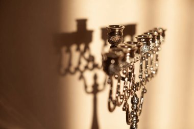Hanuka menorası ya da gün batımında gün batımında Yahudi bayramı için gün ışığında Hanukkiah. Hanuka lambası, dokuz dallı şamdan. Duvarında gölgesi olan mumsuz..