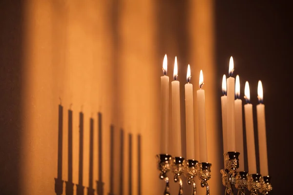 Närbild Hanukkah Menorah Eller Hanukkiah Ljuset Sunen Solnedgången För Judisk — Stockfoto