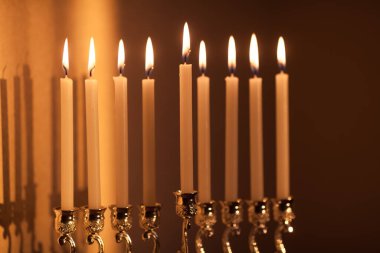 Hanuka menorası ya da gün batımında gün batımında Yahudi bayramı için Hanukkiah. Hanuka lambası, dokuz dallı şamdan ve yanan mumlar..