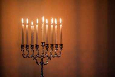 Hanuka menorası ya da gün batımında gün batımında Yahudi bayramı için Hanukkiah. Hanuka lambası, dokuz dallı şamdan ve yanan mumlar..