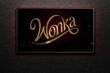 Wonka karavanı ya da TV ekranındaki film. Televizyon siyah desenli duvarda. Astana, Kazakistan - 28 Ekim 2023.