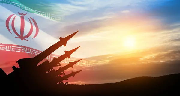 Füzeler gün batımında İran bayrağıyla gökyüzüne nişan alınmıştır. Bomba, kimyasal silahlar, füze savunması, yaylım ateşi sistemi..