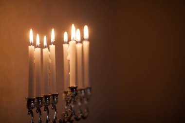 Hanuka menorası ya da gün batımında gün batımında Yahudi bayramı için Hanukkiah. Hanuka lambası, dokuz dallı şamdan ve yanan mumlar..