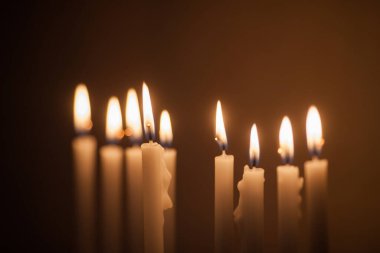 Hanuka menorası ya da gün batımında gün batımında Yahudi bayramı için Hanukkiah. Hanuka lambası, dokuz dallı şamdan ve yanan mumlar..