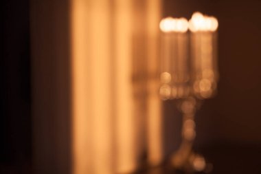 Hanuka menorası ya da mum yakan Hanukkiah odak dışı. Yahudi bayramı Hanuka arkaplanı. Hanuka lambası, dokuz dallı şamdan odak dışı. Bulanık arkaplan.