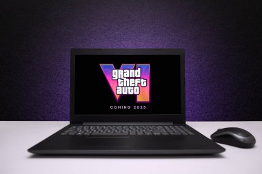 Grand Theft Auto 6 karavan oyunu ekrandaki dizüstü bilgisayarda, siyah desenli duvarda mor ışıkla fare resmi var. Astana, Kazakistan - 5 Aralık 2023.