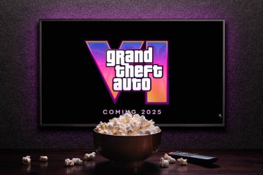 Grand Theft Auto 6 karavan oyunu TV ekranında. Uzaktan kumandalı televizyon ve patlamış mısır kasesi. Astana, Kazakistan - 5 Aralık 2023.
