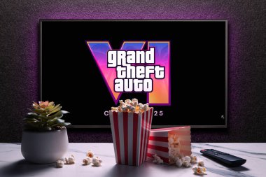 Grand Theft Auto 6 karavan oyunu TV ekranında. Uzaktan kumandalı televizyon, patlamış mısır kutuları ve ev bitkisi. Astana, Kazakistan - 5 Aralık 2023.
