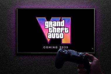 Grand Theft Auto 6 karavan oyunu TV ekranında, siyah desenli duvarda ışıkla birlikte. Astana, Kazakistan - 5 Aralık 2023.