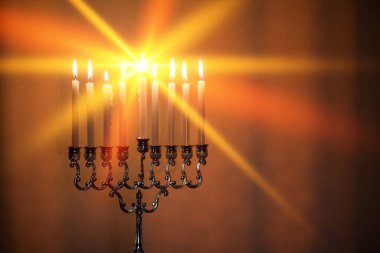 Hanuka menorası ya da gün batımında gün batımında Yahudi bayramı için gün ışığında Hanukkiah. Hanuka lambası, dokuz dallı şamdan, yıldız filtresiyle yanan mumlar..