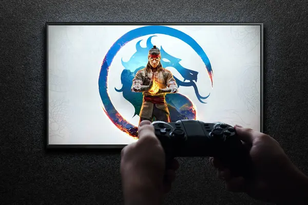 Mortal Kombat Spiel Auf Dem Fernsehbildschirm Mit Gamepad Der Hand — Stockfoto