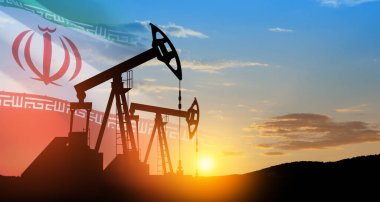 İran bayrağıyla birlikte çöl petrol sahasında petrol sondaj rayları. Savaşın yol açtığı petrol fiyatlarındaki değişim. Küresel kriz yüzünden petrol fiyatları artıyor. Yerden gelen ham petrol üretimi.