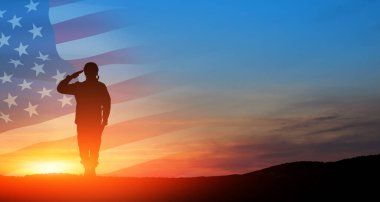 Gün batımının, güneşin doğuşunun ve ABD bayrağının arka planında asker selamlaması silueti. Gaziler Günü için tebrik kartı, Anma Günü, Bağımsızlık Günü. Amerika kutlaması.