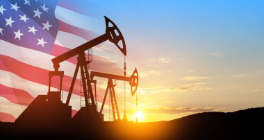 Savaşın yol açtığı petrol fiyatlarındaki değişim. Petrol fiyatları konsepti. Amerikan bayrağıyla birlikte çöl petrol sahasında petrol sondaj rayları. Yerden ham petrol üretimi. Petrol üretimi.