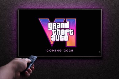 Grand Theft Auto 6 karavan oyunu TV ekranında. Adam uzaktan kumandayla televizyonu açıyor. Astana, Kazakistan - 5 Aralık 2023.